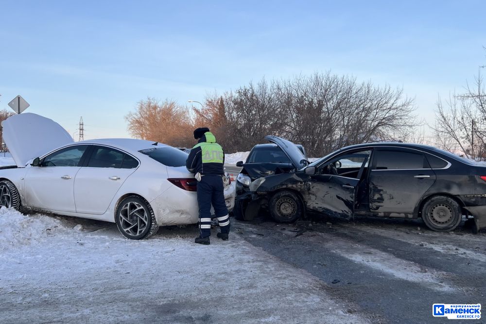 Три машины столкнулись вчера в Каменске-Уральском