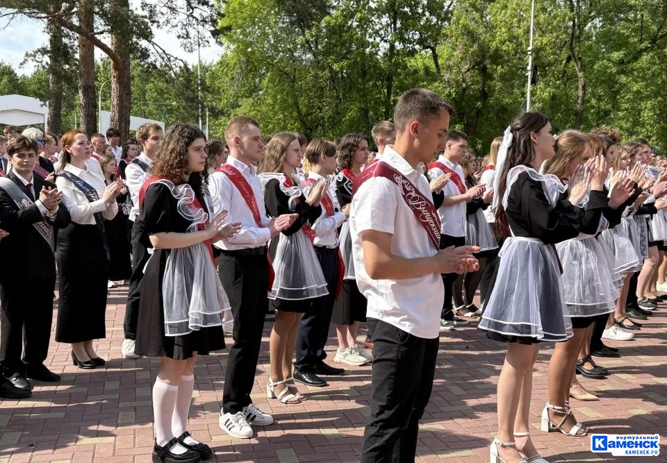 Городской последний звонок прозвучал для 374 выпускников Каменска-Уральского