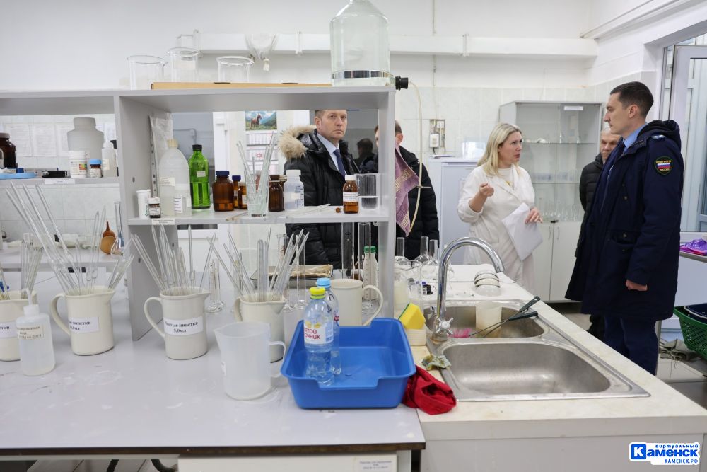 Качество воды в Каменске-Уральском проверили первый зам главы города и прокурор