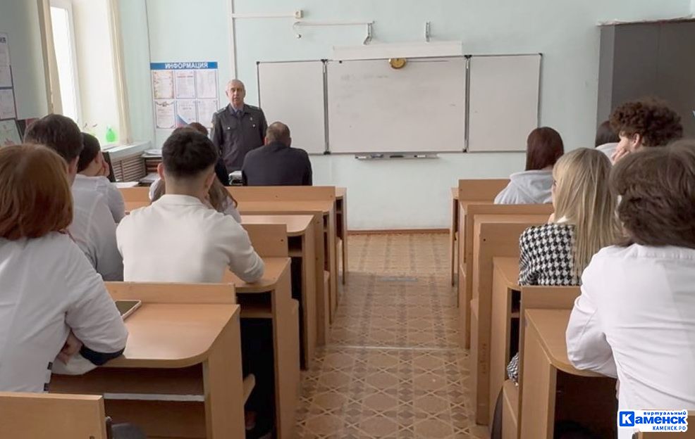 Студенты-медики Каменска-Уральского познакомились с работой полиции в рамках акции «Студенческий десант»