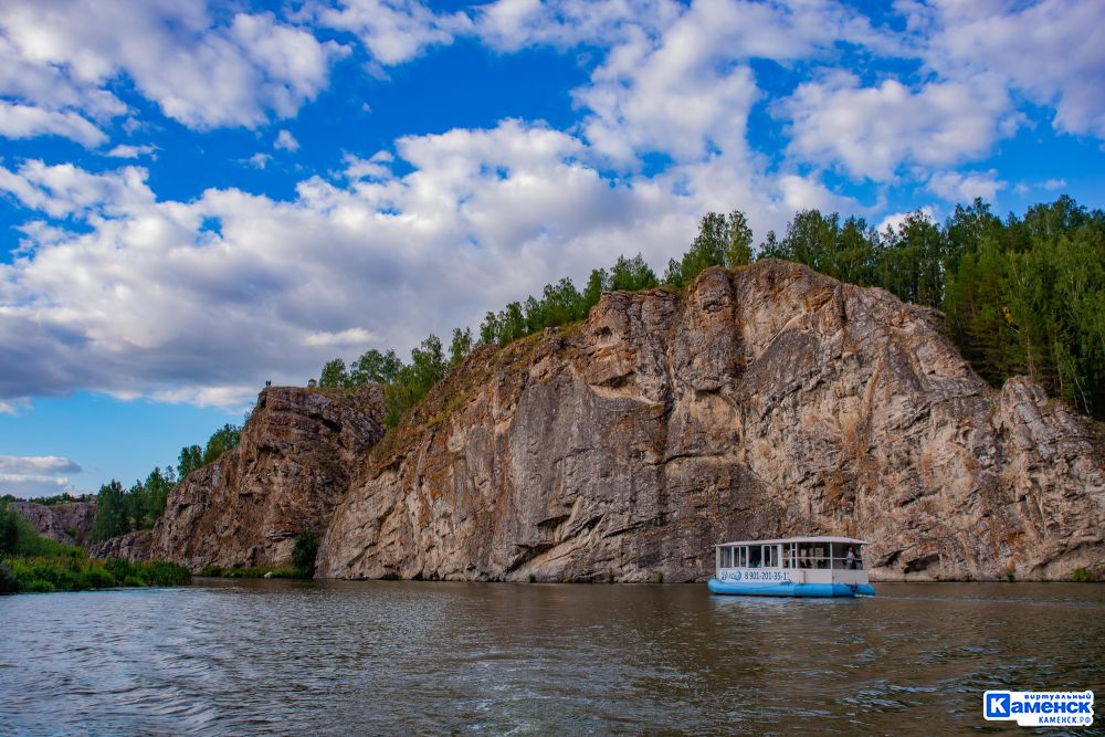 В Каменске-Уральском открывается сезон прогулок по Исетскому каньону на прогулочных корабликах