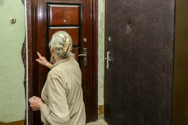 В Каменске-Уральском пожилая женщина пришла в ДЕЗ, чтобы узнать, где можно купить пистолет и припугнуть соседей
