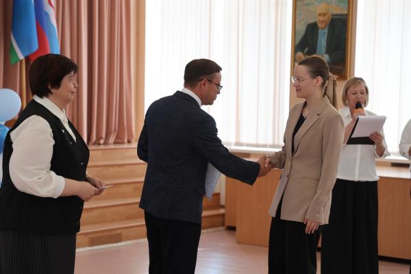 В Каменске-Уральском наградили школьников за высокие результаты во Всероссийской олимпиаде