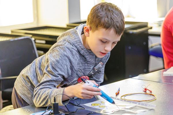 СинТЗ и ТМК-ИНОКС организовали профориентационный детский лагерь в Каменске-Уральском