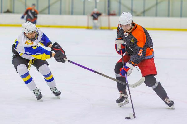 Хоккейная «Синара» лидирует в областном первенстве