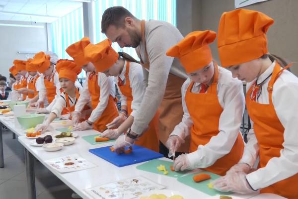 Олимпийский чемпион Антон Шипулин — за вкусную и здоровую пищу для каменской ребятни!