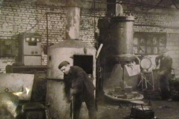 Пока задание не выполнено, никто не имеет права уходить с завода: как подвиги рабочих Каменск-Уральского литейного завода создавали...