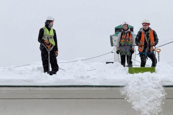 Жители многоквартирных домов могут пожаловаться на несвоевременно убранный снег или о нарушениях при вывозе коммунальных отходов
