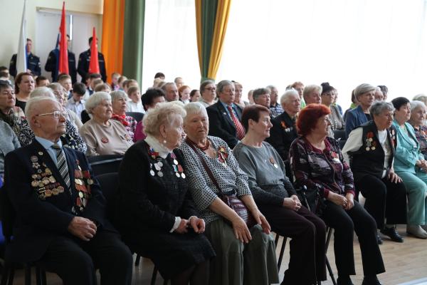 В Каменске-Уральском узники фашистских лагерей посетили школу № 34