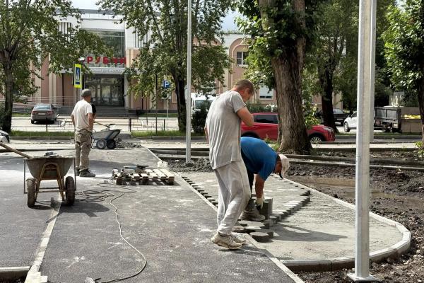 В Каменске-Уральском благоустраивают общественную территорию на улице Каменская