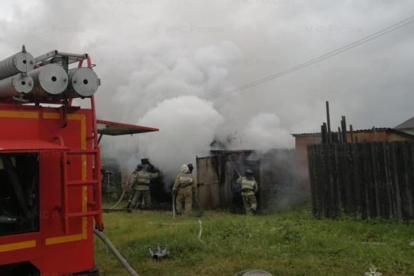 В деревне Черноусова на пожаре в ангаре сгорел трактор