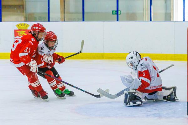 СинТЗ: Новая экипировка в подарок юным хоккеистам
