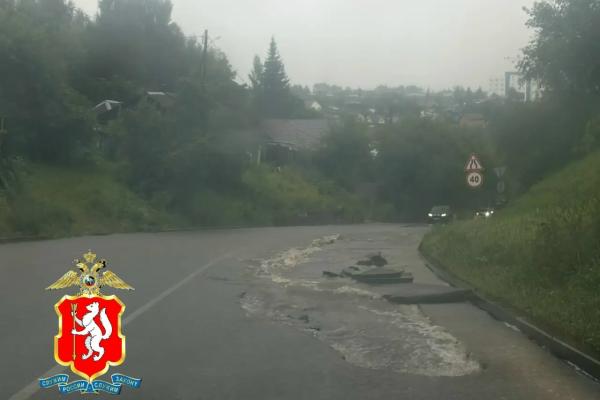Выпавшие осадки разрушили дорогу на спуске в Старый Каменск по улице Ленина