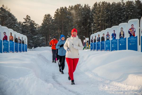 Шестьдесят шесть смелых участниц преодолели дистанцию «Яркий забег» в честь празднования 8 марта