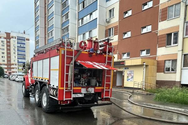 Пожар в Каменске-Уральском в многоэтажке на улице Суворова