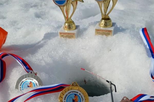 Синарские трубники с азартом провели подледную рыбалку