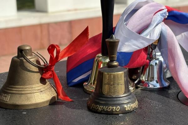 Городской последний звонок прозвучал для 374 выпускников Каменска-Уральского