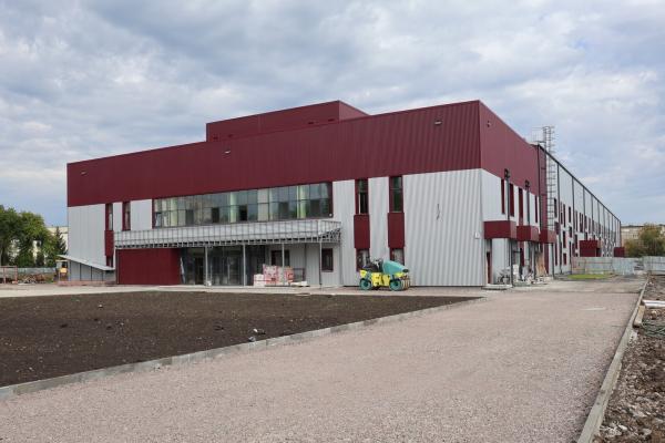Министр спорта Свердловской области оценил строительство спортобъектов в Каменске-Уральском