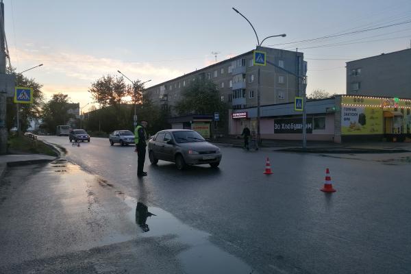 На пешеходном переходе Каменска-Уральского сбили пятилетнюю девочку на самокате