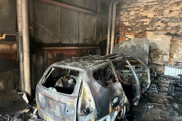 В гараже в Каменске‑Уральском сгорела «Лада Приора»