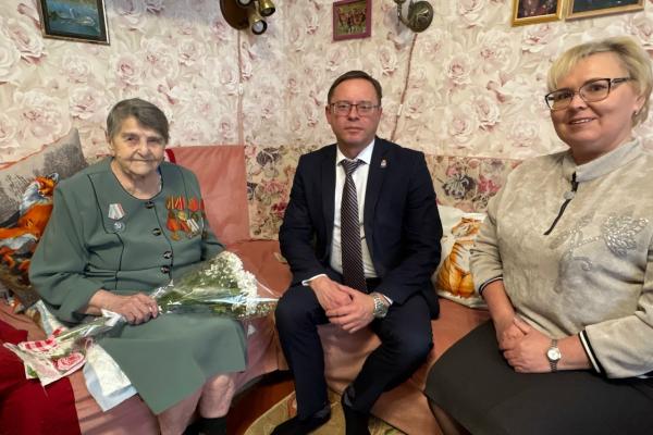 Глава города поздравил Марию Барышникову и Валентину Поздееву со 100-летним юбилеем