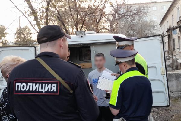 В Каменске-Уральском полицейские задержали угонщика авто с надписью на футболке «Bad boy»