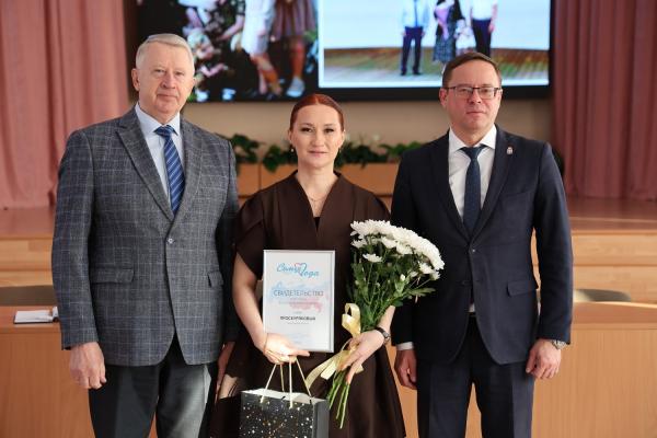 Семье Проскуряковых из Каменска-Уральского вручили свидетельство участника Всероссийского конкурса «Семья года — 2025»