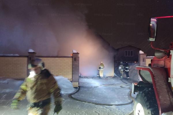 Автомобиль BMW и другое имущество пострадали при пожаре в деревне Кодинка