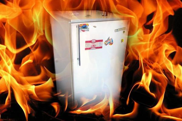 В Каменске-Уральском пенсионер попал в больницу после возгорания холодильника