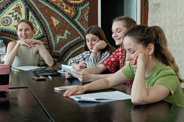 Режиссёр и четыре однокурсника