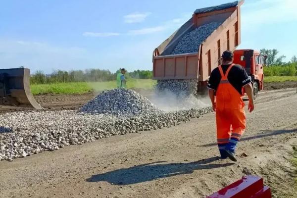 Стартовал ремонт дороги от деревни Кремлевка до Каменска-Уральского