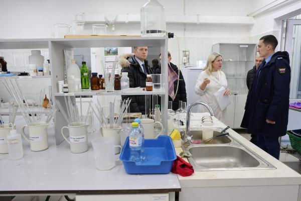 Качество воды в Каменске-Уральском проверили первый зам главы города и прокурор