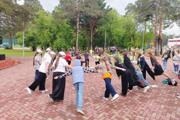 В парке «Космос» прошёл детский праздник «ОдуванчикФест»