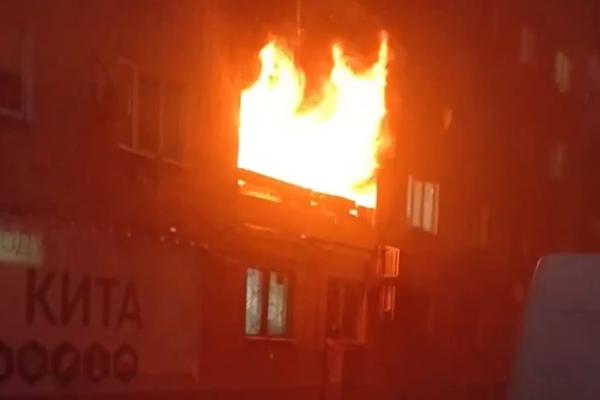 Эвакуировали людей по автолестнице: в Каменске-Уральском вспыхнула комната в общежитии
