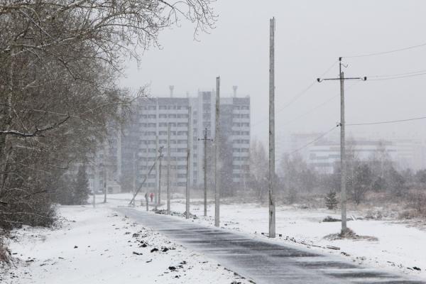 Будет светло. Над пешеходной дорожкой, соединяющей Каменск-Уральский и Мартюш, устанавливают опоры освещения