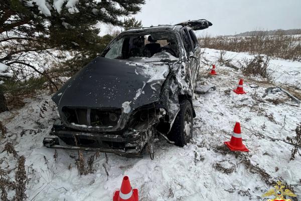Вчера днем на трассе Богданович — Покровское автомобиль перевернулся и врезался в дерево