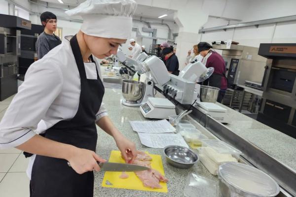Студенты Каменск-Уральского техникума торговли и сервиса стали победителями областного кулинарного конкурса