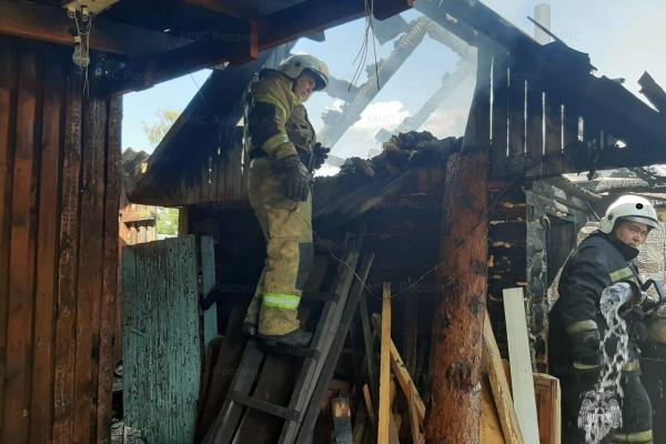 На пожаре в Каменске-Уральском пострадали дом, гараж и автомобиль