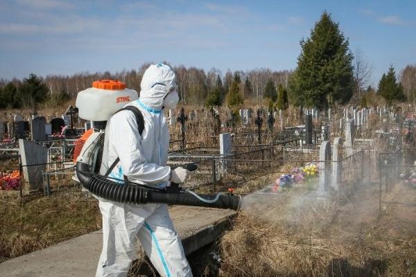 С сегодняшнего дня в Каменске-Уральском началась обработка кладбищ против клещей