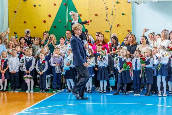 Синарские трубники поздравили школьников и студентов с Днем знаний