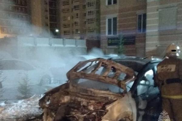 Во дворе Каменска-Уральского вспыхнул автомобиль
