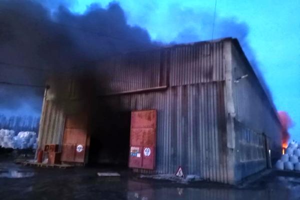 В Каменске‑Уральском в ангаре сгорел грузовой автомобиль