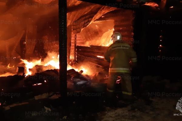 В Каменском районе сгорел ангар