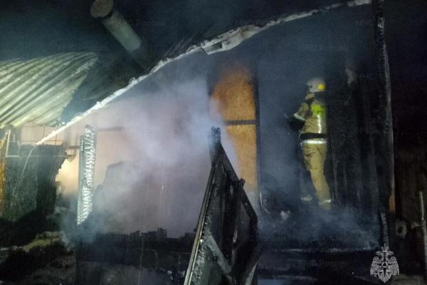 Четыре человека пострадали при пожаре сегодня ночью в садовом доме в Каменске-Уральском