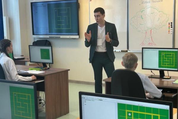 Учитель информатики из Каменска-Уральского Константин Голубев занял второе место в региональном этапе конкурса «Учитель года России»