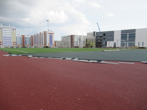 Стадион новой школы в жилом районе Южный